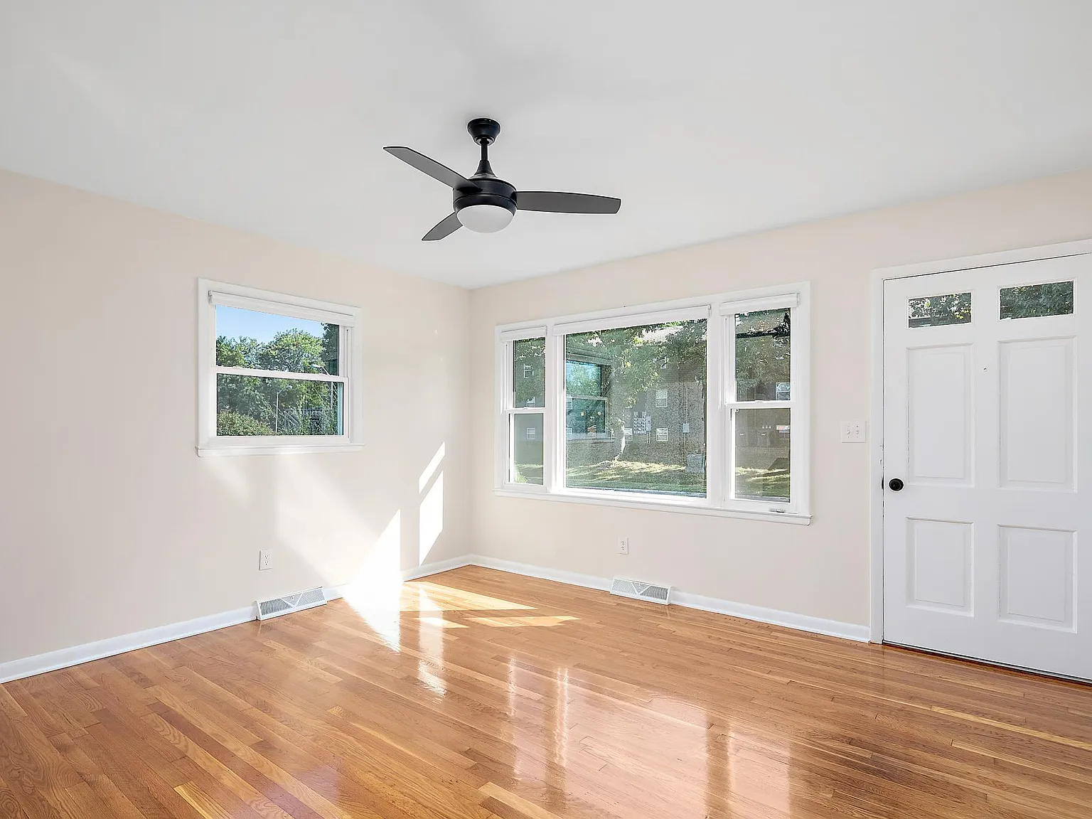 3 bed, 1025 sqft, $1,900 — Photo 3