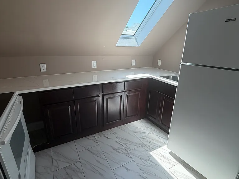 185 Tappan St — Photo 7