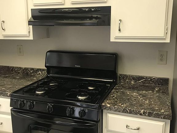 5th image of 303 Wedgewood Way