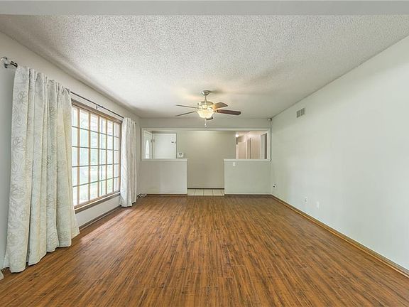 5th image of 400 Overland Dr
