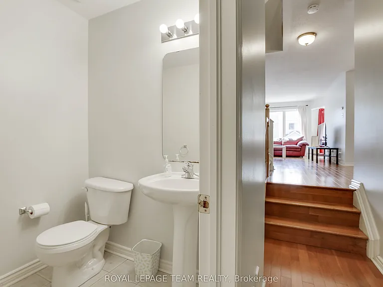 33 Scampton Dr — Photo 5