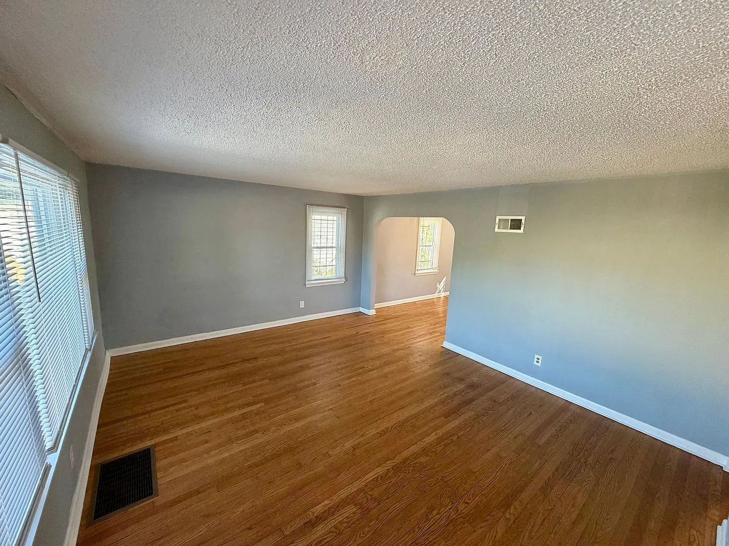 Large 4-Bedroom 2bath Home. Move in Ready! Section 8 Accepted! — Photo 2