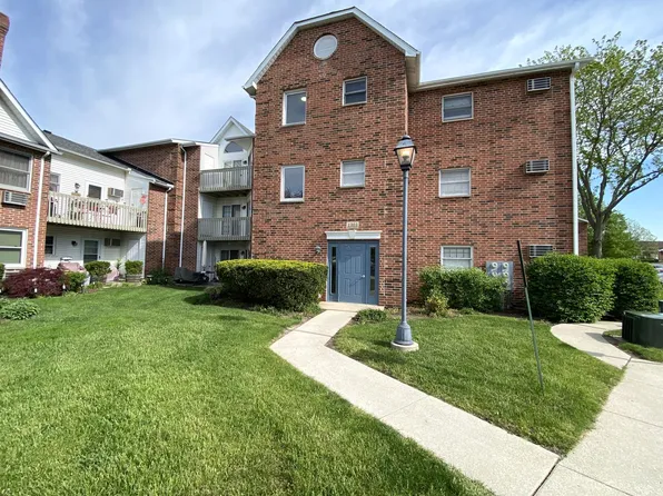 1303 Cunat Ct APT 2C, Lake In The Hills, IL 60156