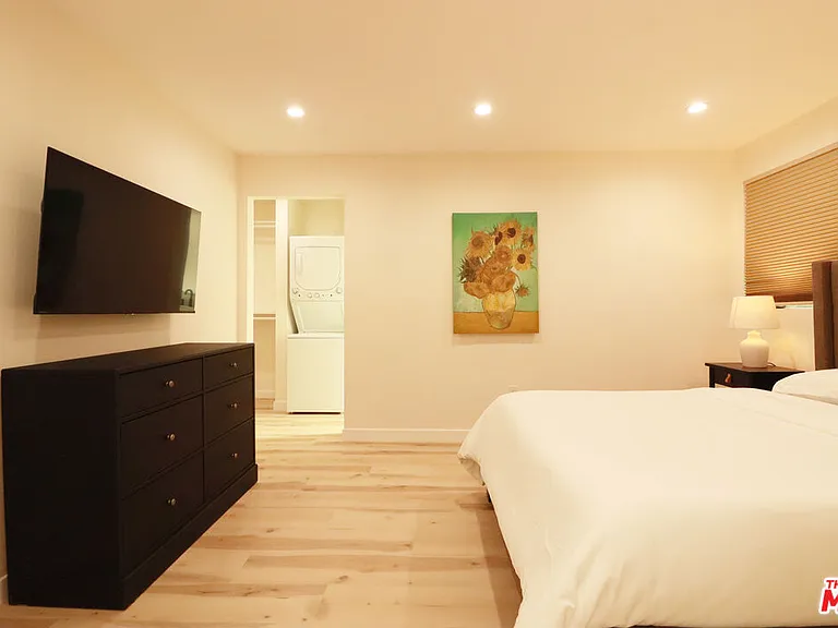 9024 Phyllis Ave #D — Photo 13