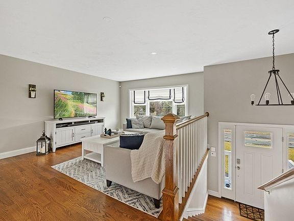 5th image of 34 Pleasant St
