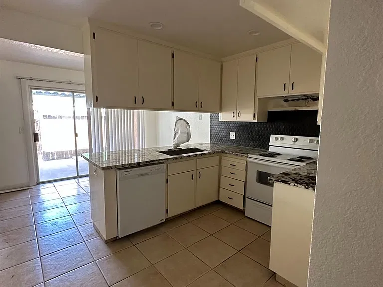4767 N Cedar Ave #103 — Photo 2