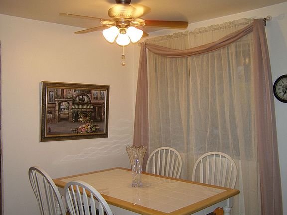 Dining room with ceiling fan 