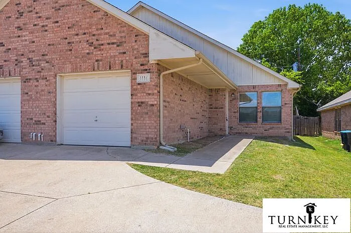 3 bed, 2.0 bath, 1151 sqft, $1,350 — Photo 2