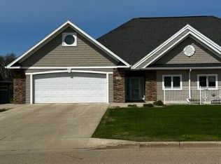 1027 5th St NE, Valley City, ND 58072