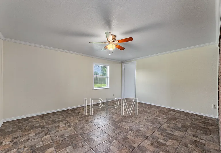 914 E Carrol St — Photo 16