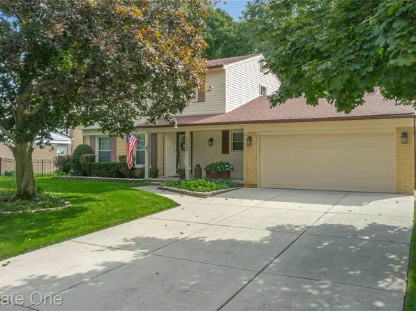 17486 Country Club Dr, Livonia, MI 48152