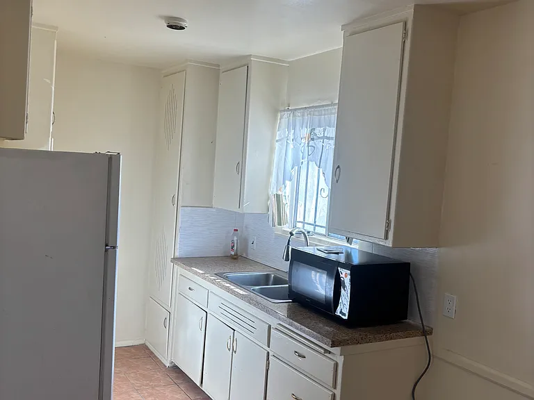 1600 S Ridgeley Dr #3 — Photo 2