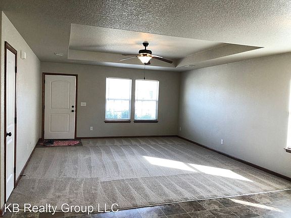 4th image of 104 SE Rose Garden Ln