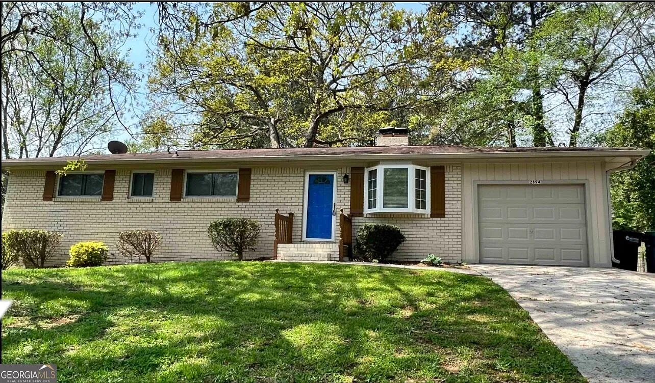 3 bed, 1.5 bath, 1450 sqft, $2,300 — Photo 1