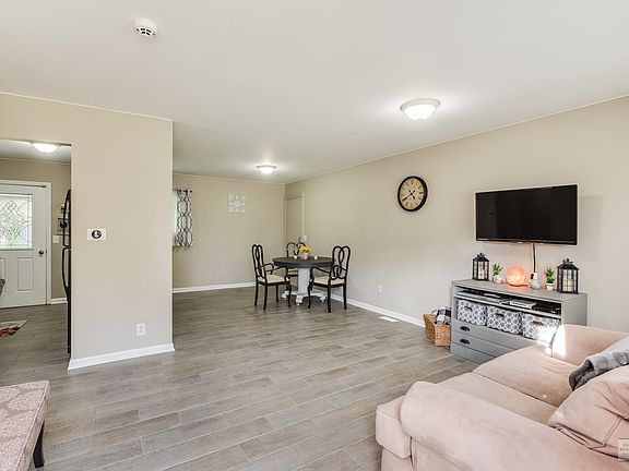 Wonderful open floor plan with plenty of space!