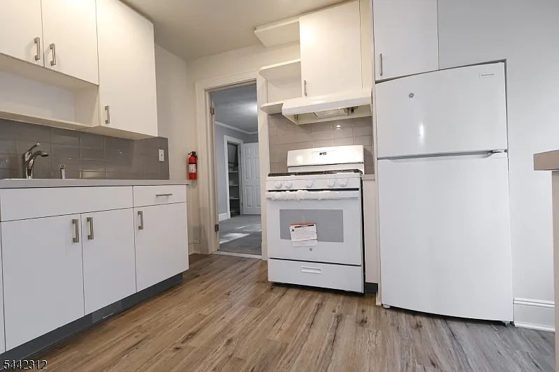 2 bed, 1.0 bath, $1,900 — Photo 2