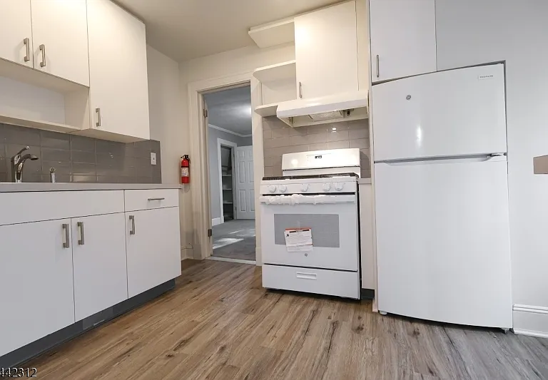 17 Hazelwood Ave — Photo 2
