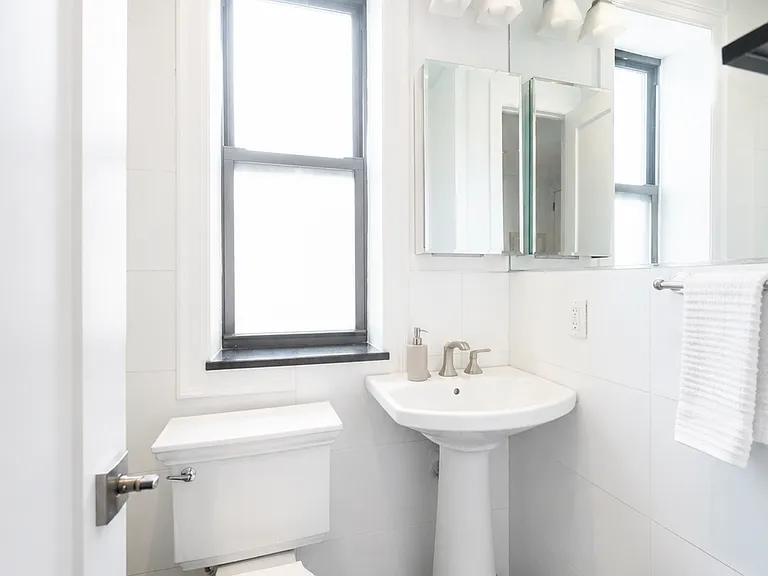 106 W 13th St #19 — Photo 7