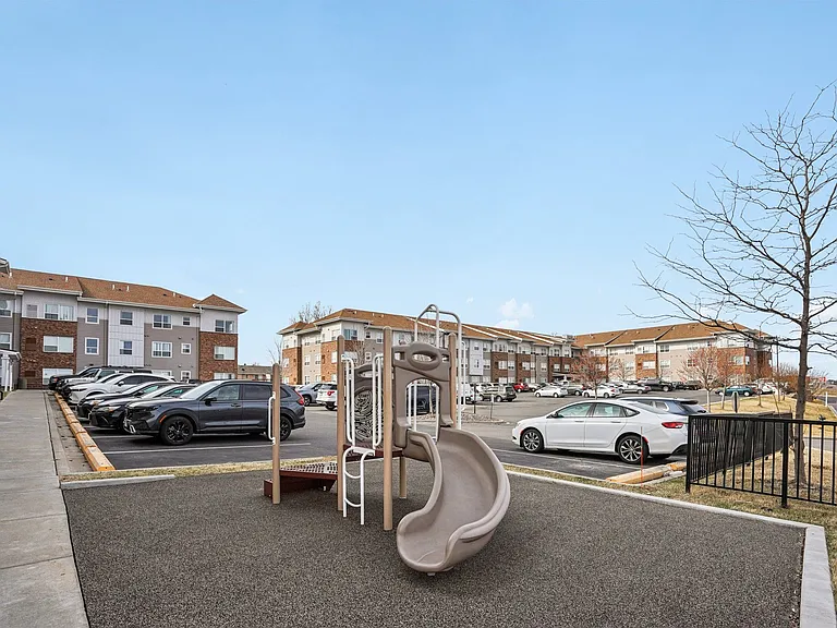 Sarazin Flats II — Photo 20