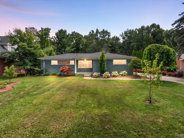 660 Sylvanwood Dr, Troy, MI 48085