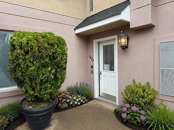 4th image of 1422 Outlook Ave #2