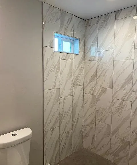 225 W Adams St — Photo 11