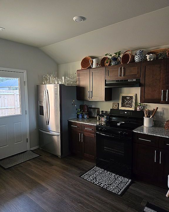 Spacious kitchen, granite
