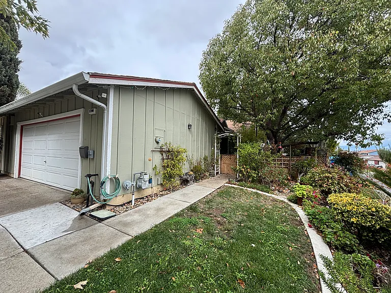 1700 Mahogany Way — Photo 1