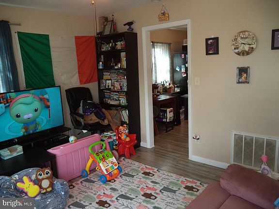 3rd image of 114 Eugenia Ave