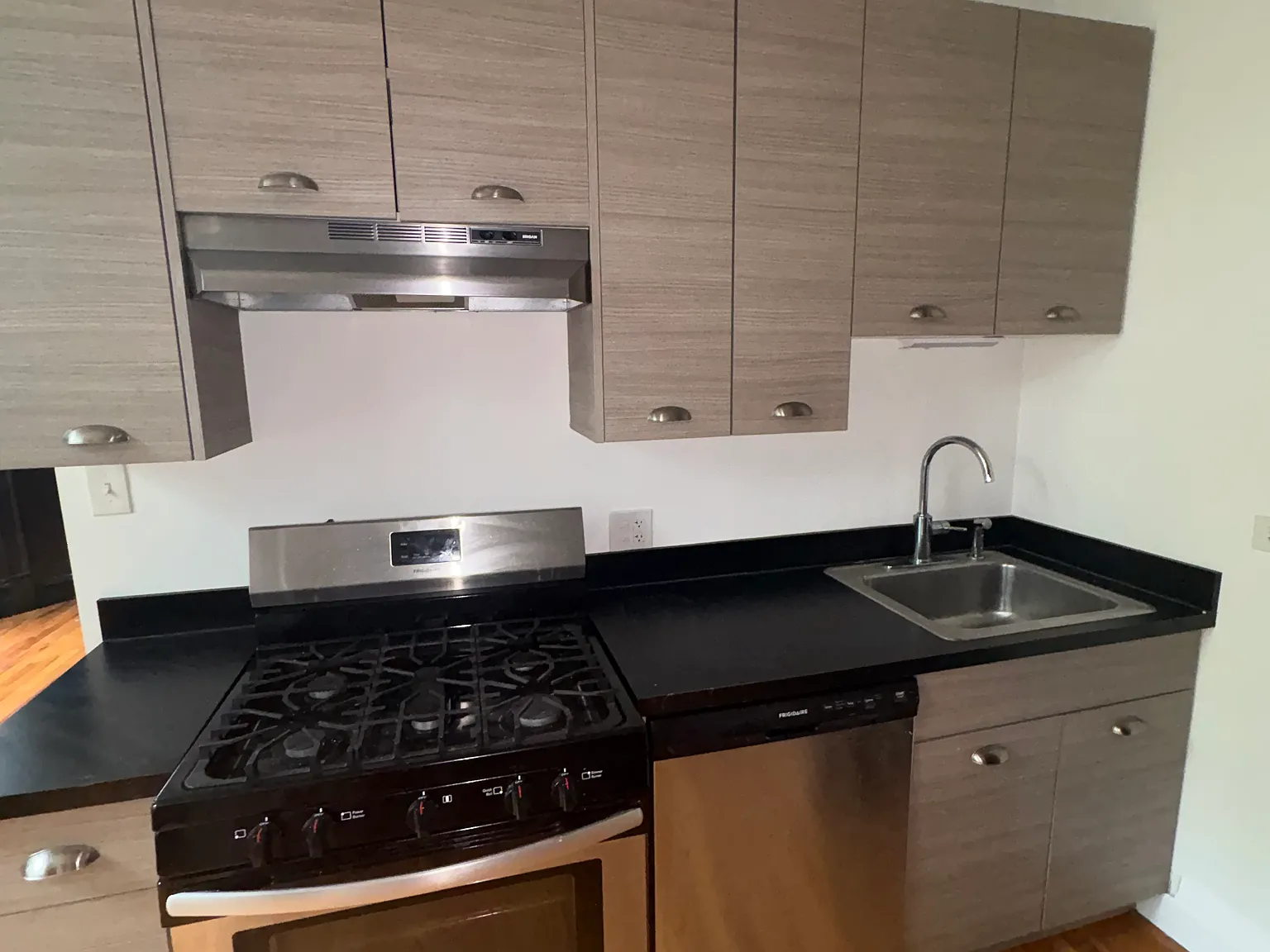 2 bed, 1000 sqft, $2,650 — Photo 3