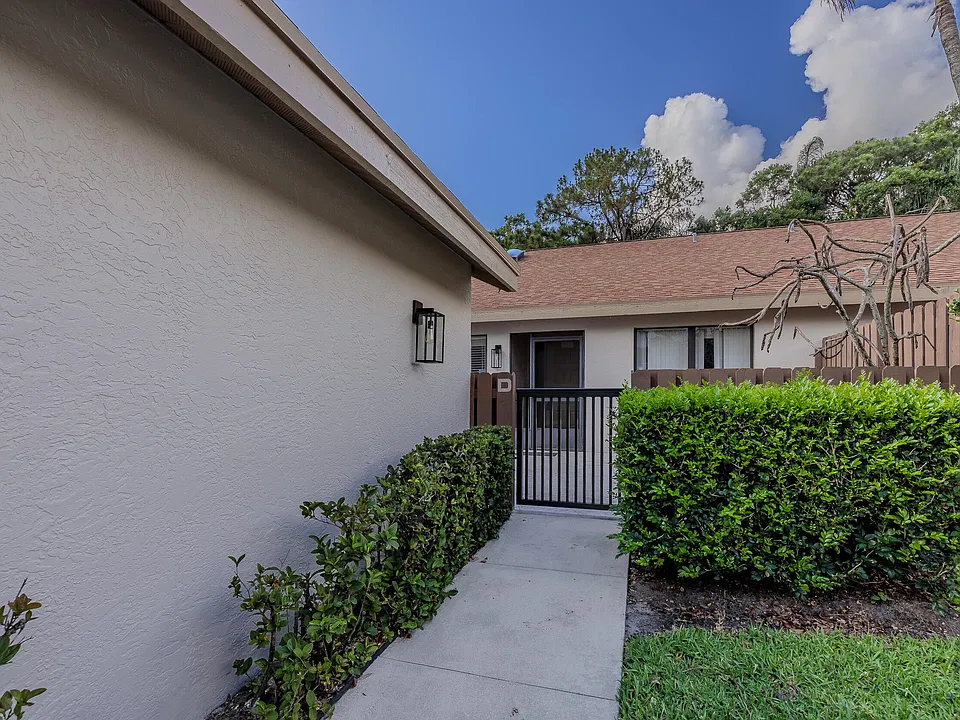 2054 SW Silver Pine Way #123D