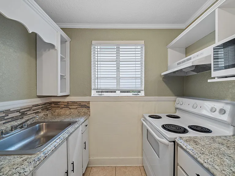 San Juan Apartments — Photo 6
