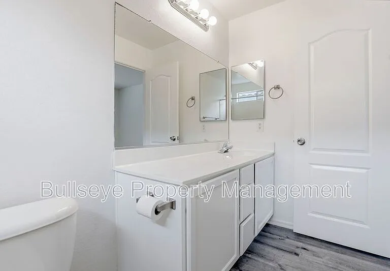 310 E Payton St — Photo 24