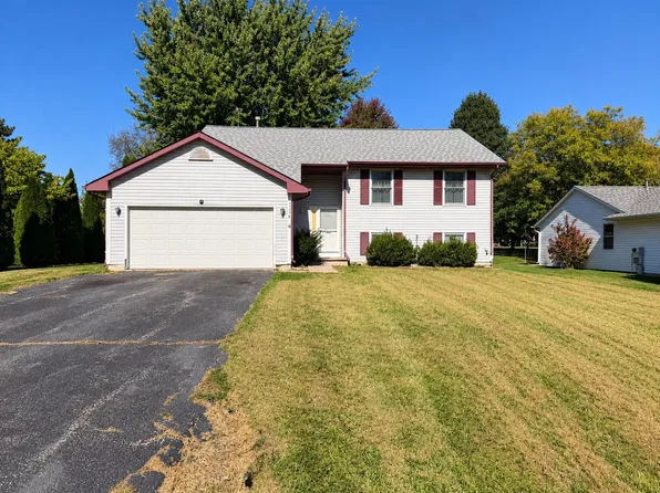 205 Briar Cliff St SW, Poplar Grove, IL 61065