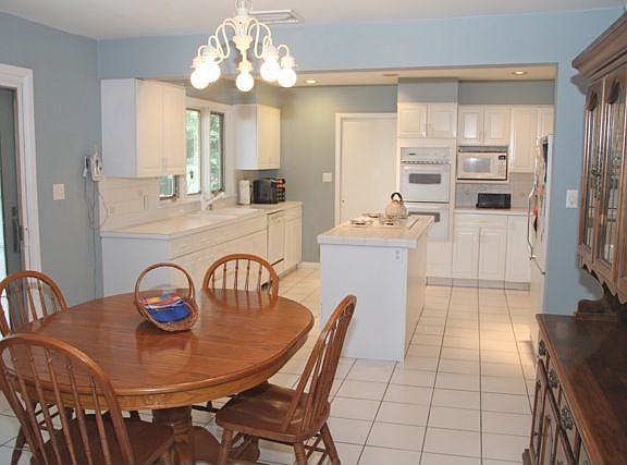 Large Eat-In Kitchen