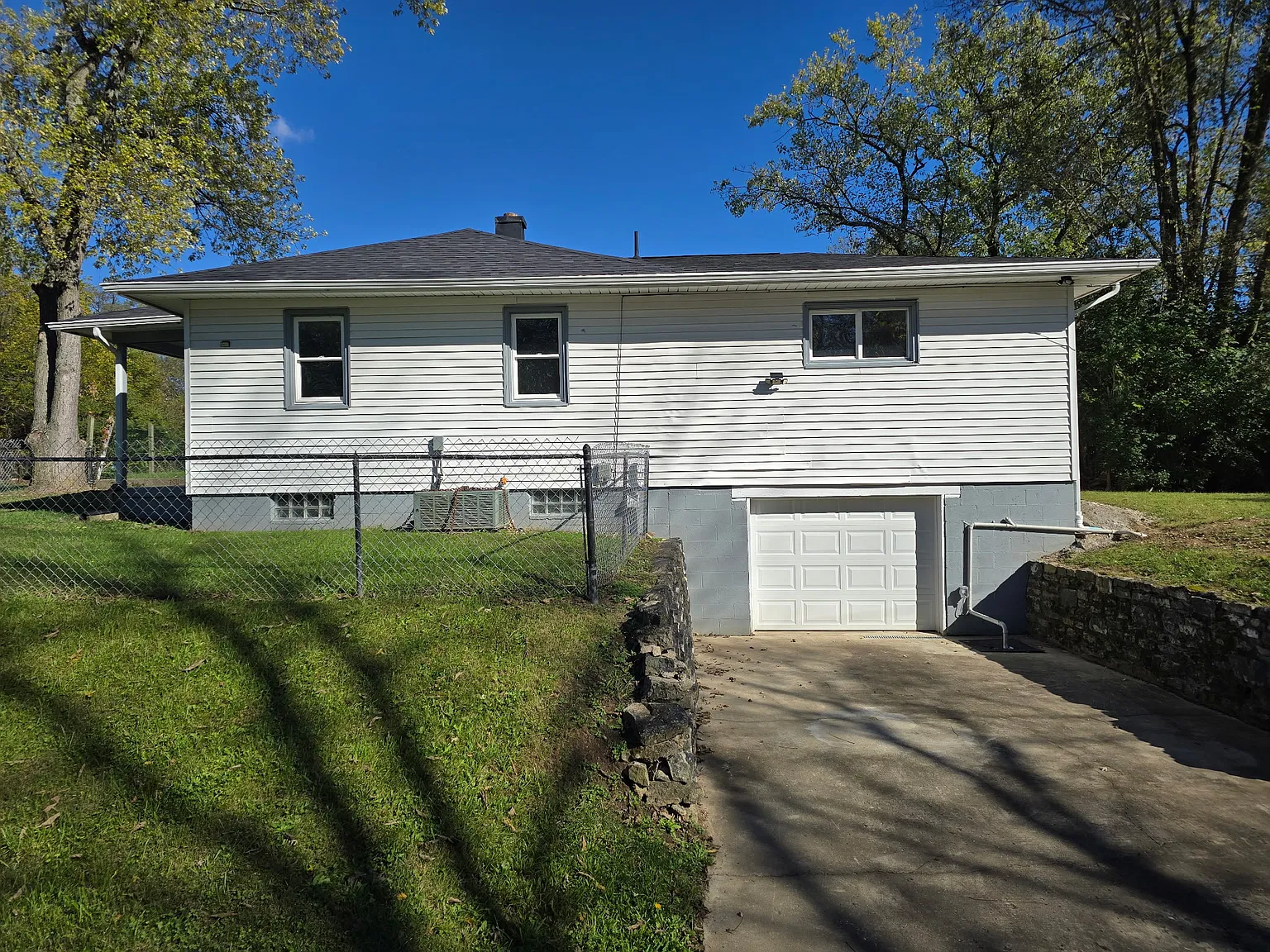3 bed, 912 sqft, $1,300 — Photo 1