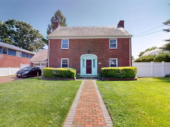 4 Robert Place, Baldwin, NY 11510