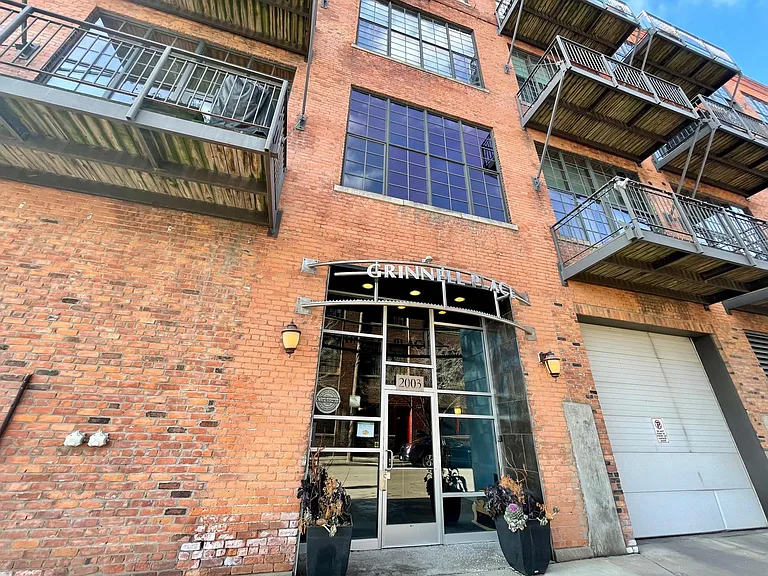 Entry On Brooklyn St