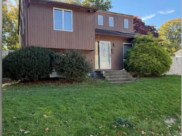 30 Ames St, Coventry, RI 02816