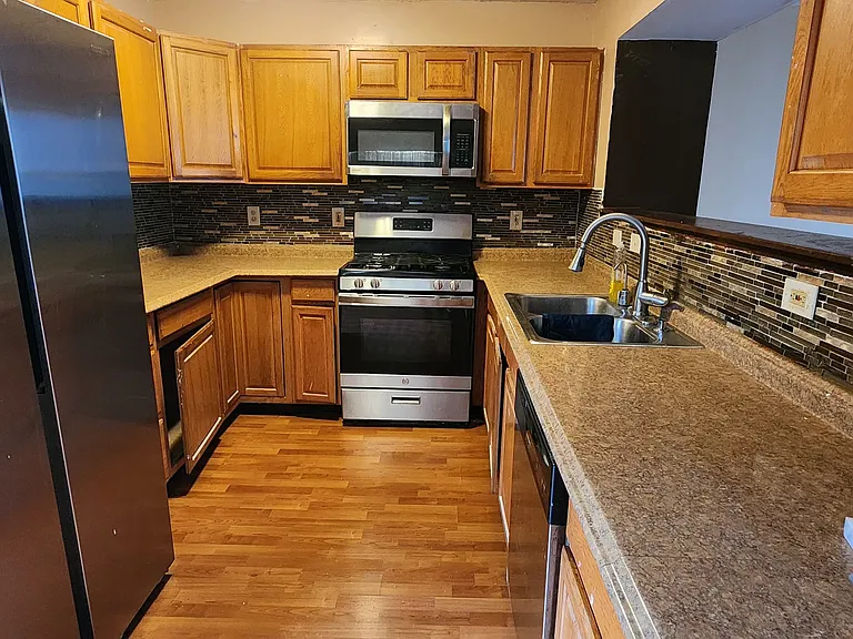 5052 Crockett Dr — Photo 3