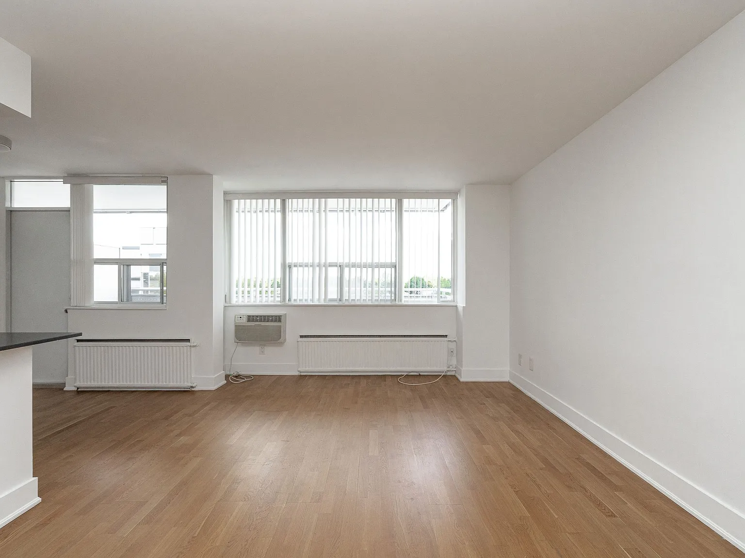 551 Eglinton Avenue East — Photo 4