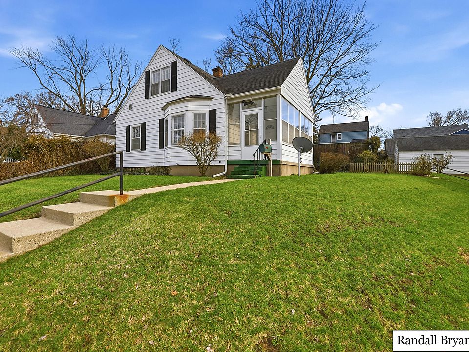 1st image of 850 Hollywood St NE