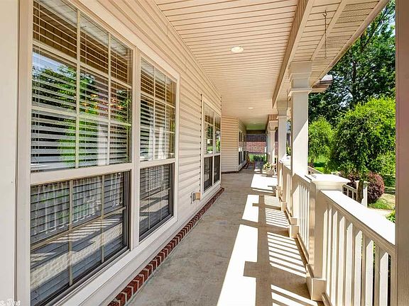 4th image of 10 Bernay Dr