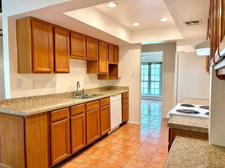 6107 Calderwood St — Photo 10