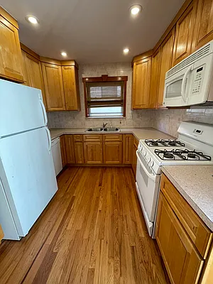 Rented by Giaps Realty Group LLC | media 4