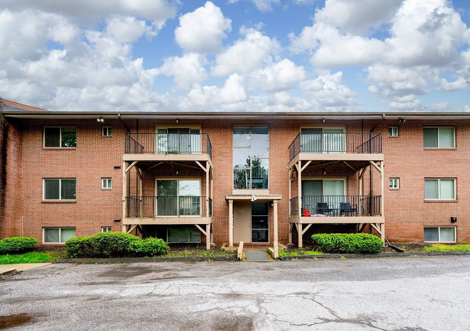 Brooke Court Apartments — Photo 1