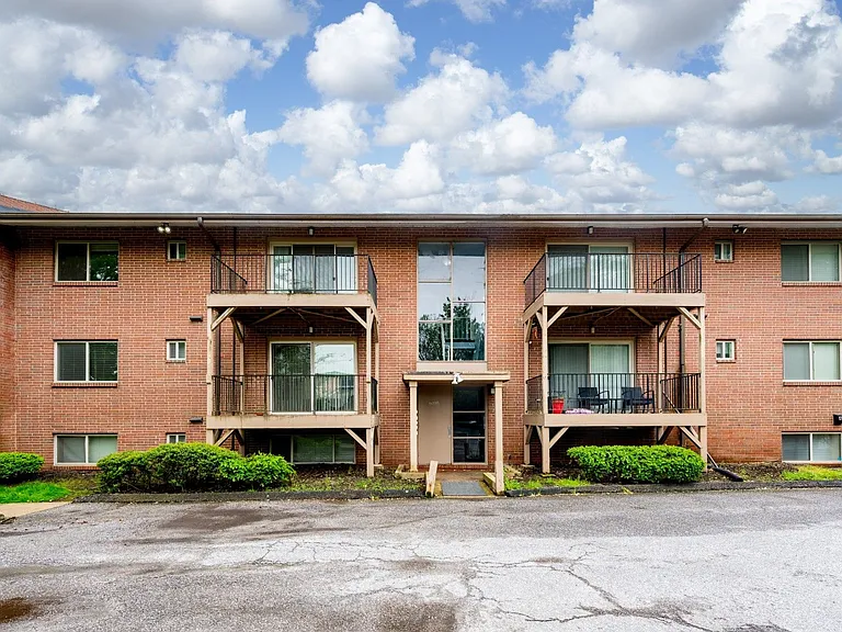 Brooke Court Apartments — Photo 1