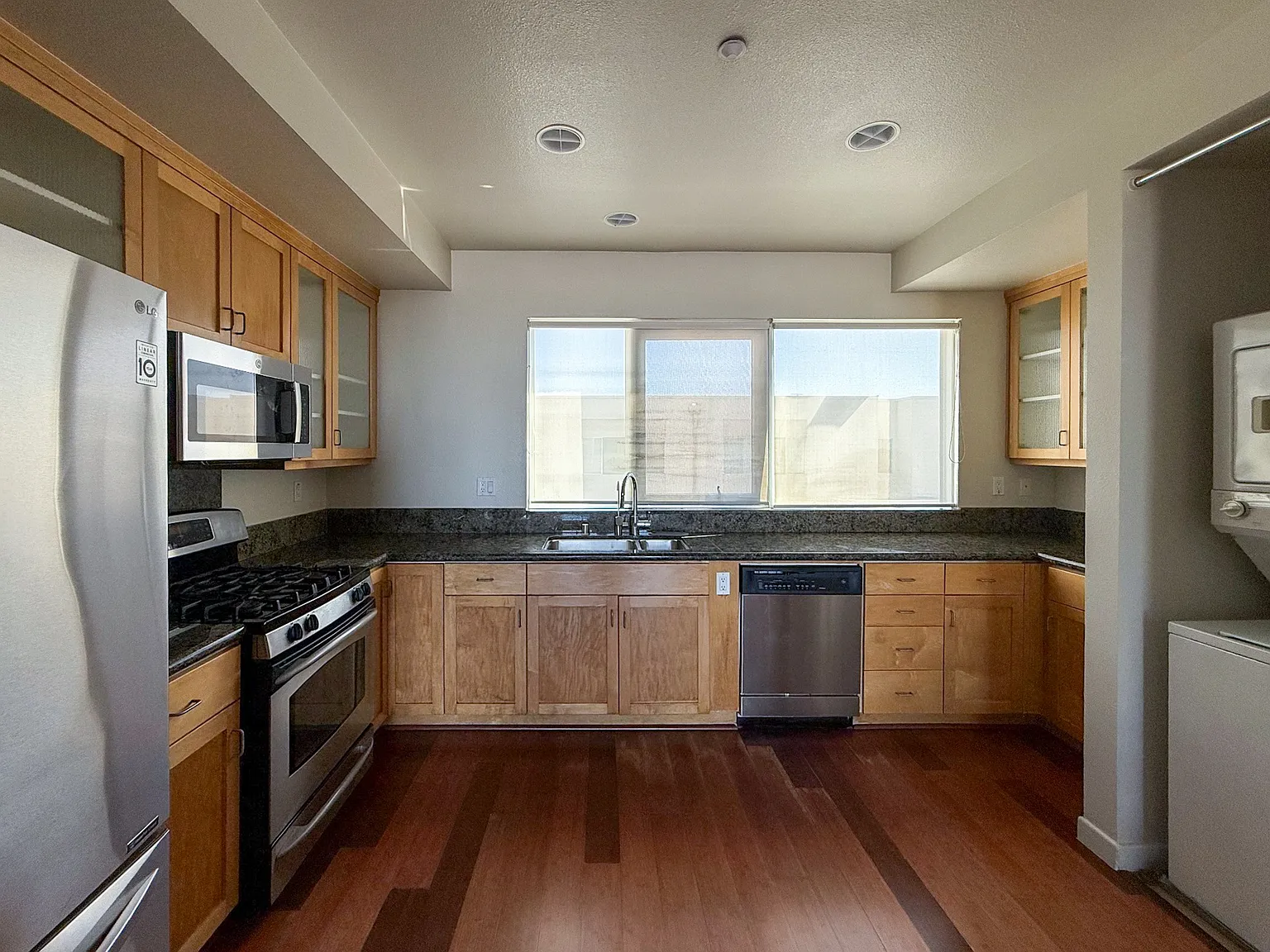 1 bed, 1.5 bath, 901 sqft, $3,595 — Photo 4