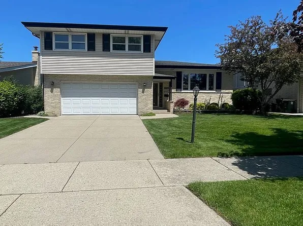 8720 W Bruce Dr, Niles, IL 60714