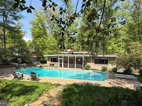 9203 Saint Marks Pl, Fairfax, VA 22031